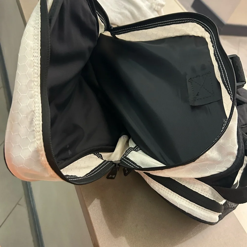 Under Armour Black and Gray Duffel Bag Preowned light wear